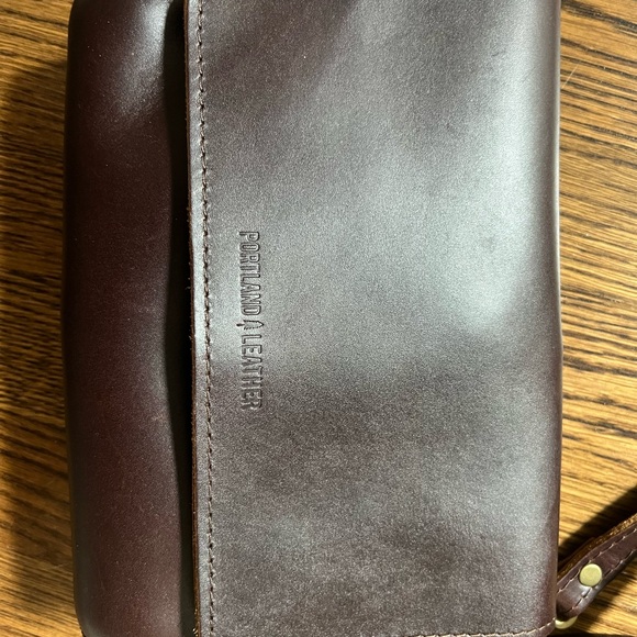 Portland Leather Metro brown leather Medium Crossbody Bag - Picture 3 of 9